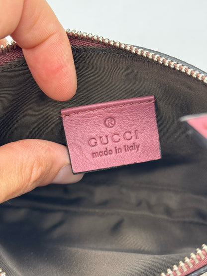 Etichetta interna in pelle bordeaux con logo Gucci impresso all'interno di una pochette Borse Vintage