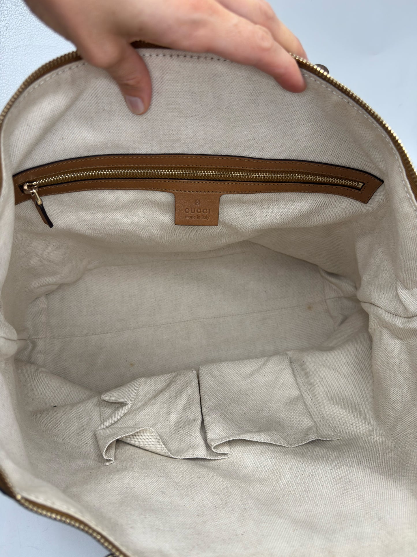 Interno spazioso della borsa tote Borse Vintage Gucci in pelle color cuoio con fodera in tessuto e tasca con zip