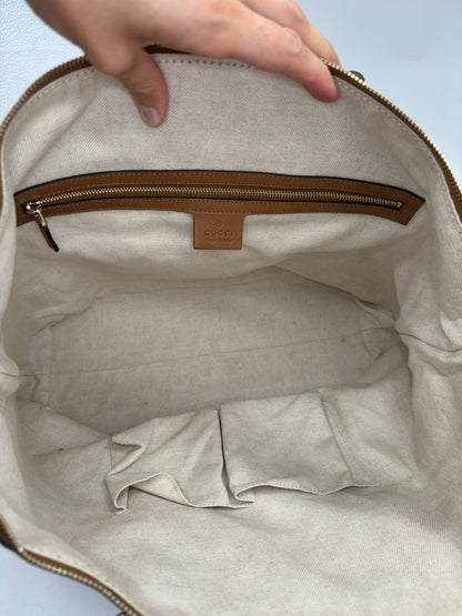 Interno spazioso della borsa tote Borse Vintage Gucci in pelle color cuoio con fodera in tessuto e tasca con zip