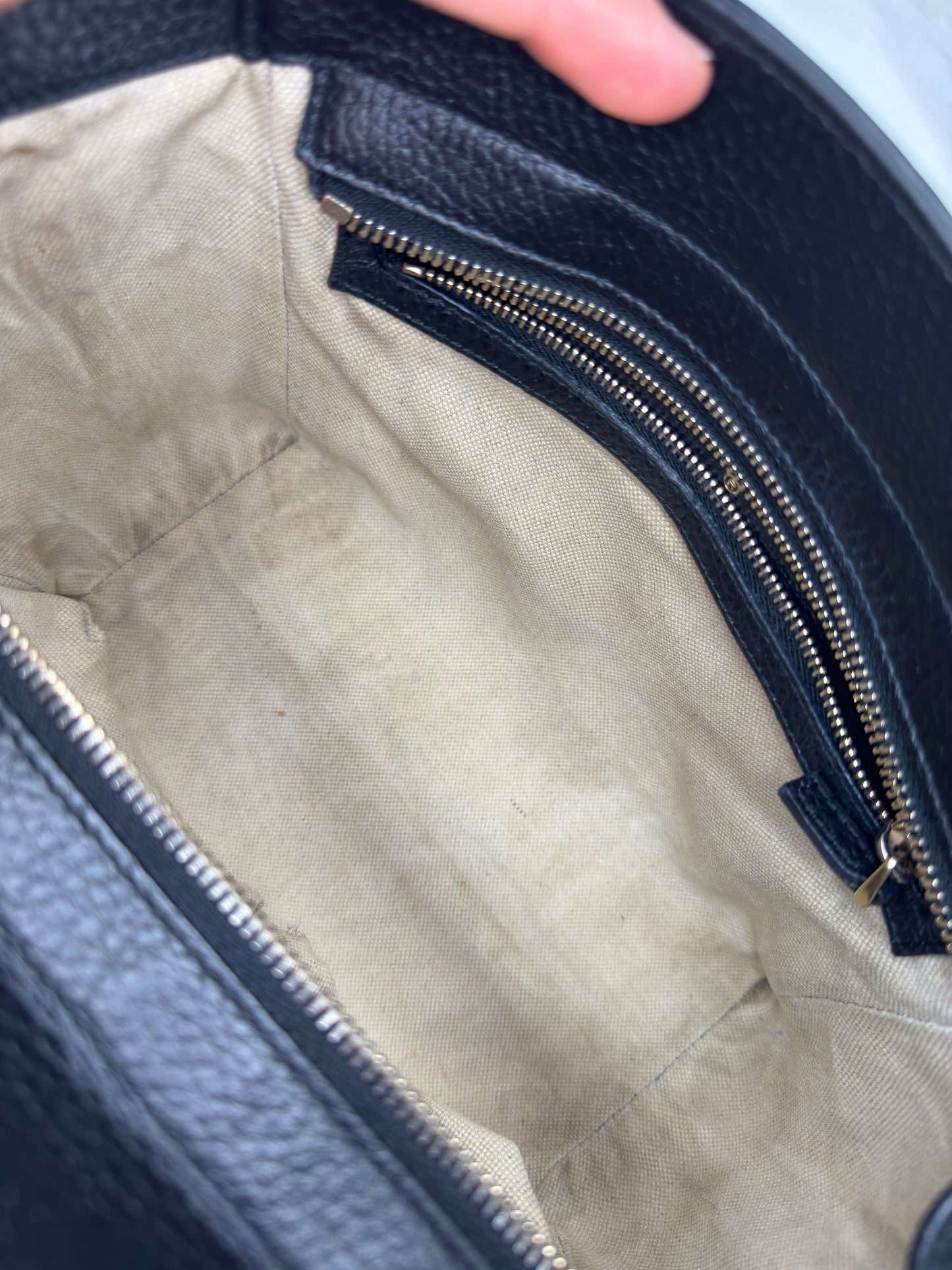 Interno foderato in tessuto beige di una borsa a mano Borse Vintage Gucci in pelle nera con tasca interna con zip