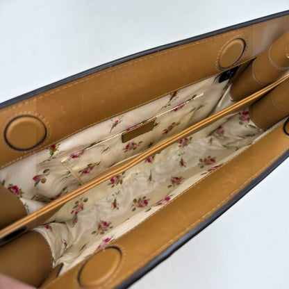 Interno di una borsa Borse Vintage Gucci con fodera in tessuto a stampa floreale e scomparti in pelle color cuoio