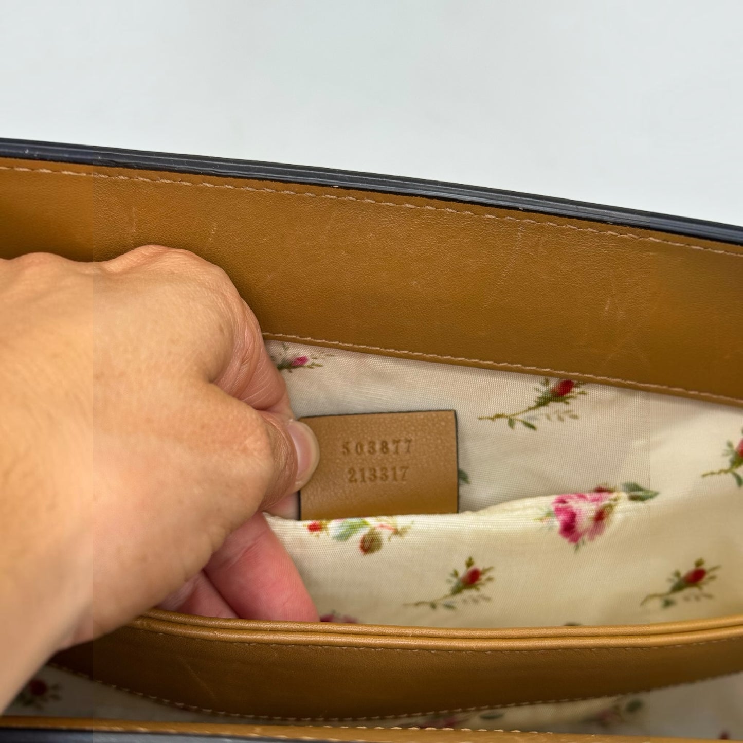 Interno di una borsa Borse Vintage Gucci con etichetta in pelle e fodera in tessuto con stampa floreale