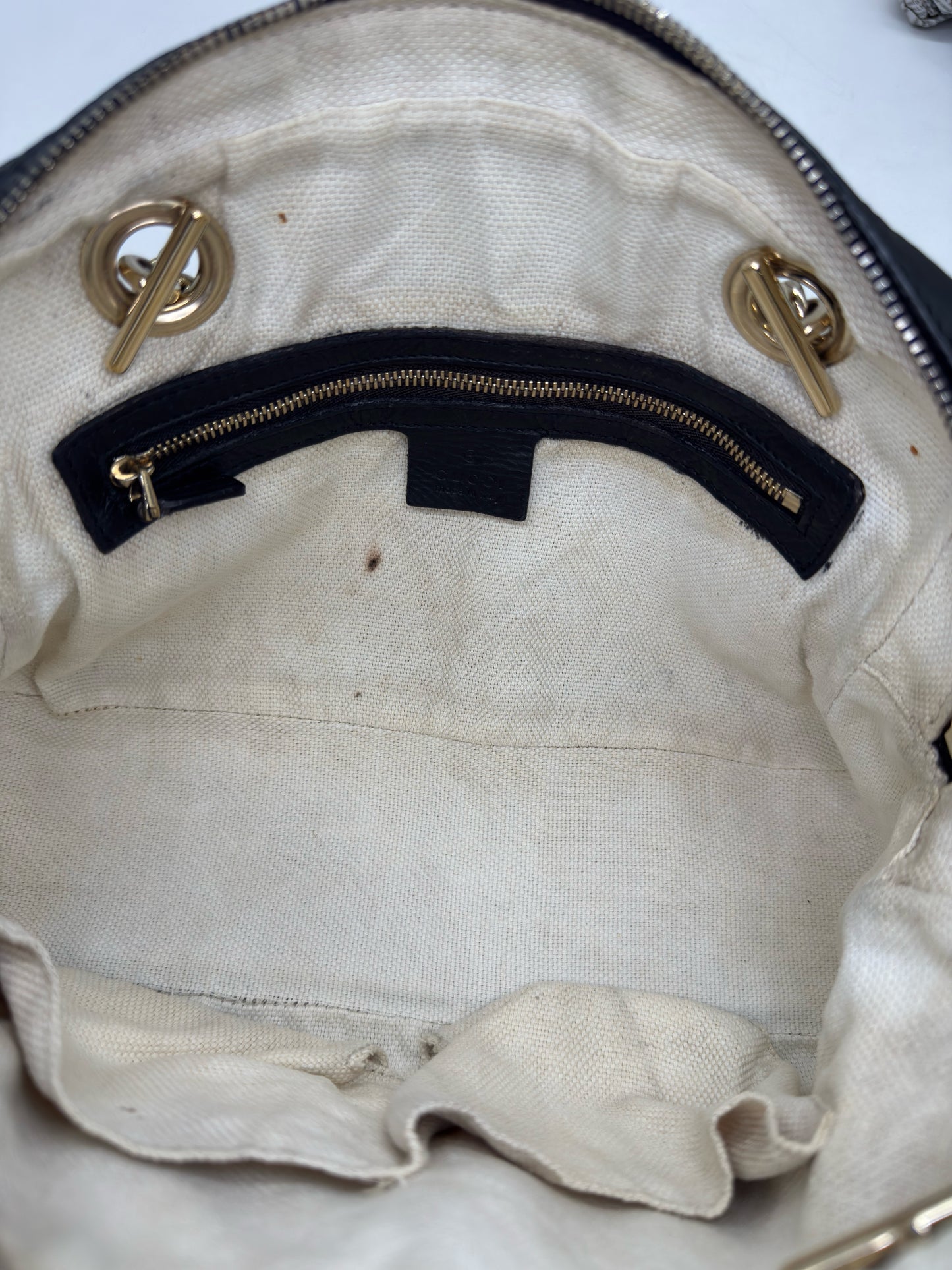 Interno foderato in tessuto naturale della borsa a spalla Borse Vintage Gucci con tasca interna con zip e dettagli oro