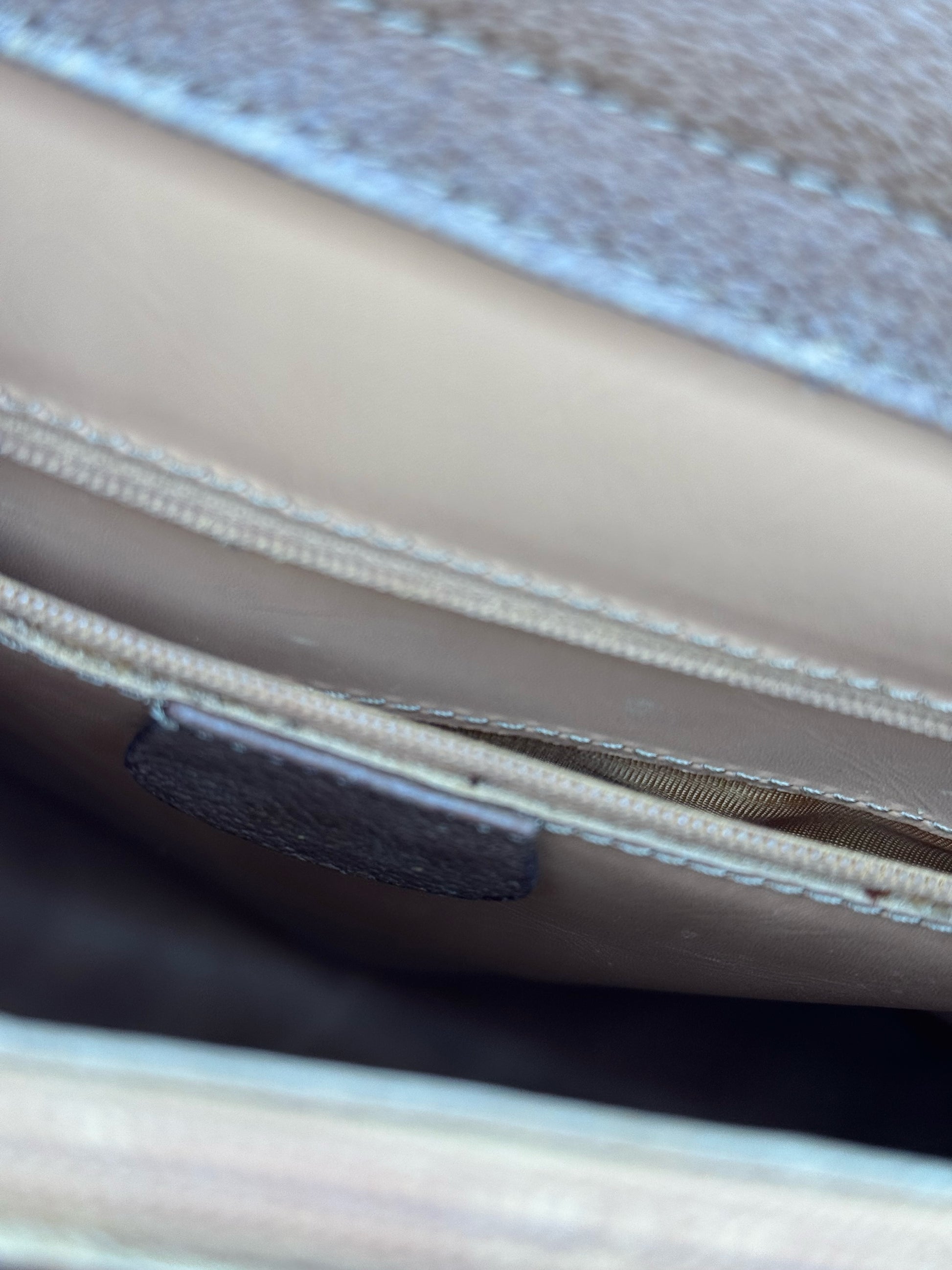 Dettaglio interno della borsa Borse Vintage Gucci in pelle con chiusura a zip e fodera liscia color beige