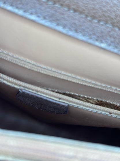 Dettaglio interno della borsa Borse Vintage Gucci in pelle con chiusura a zip e fodera liscia color beige