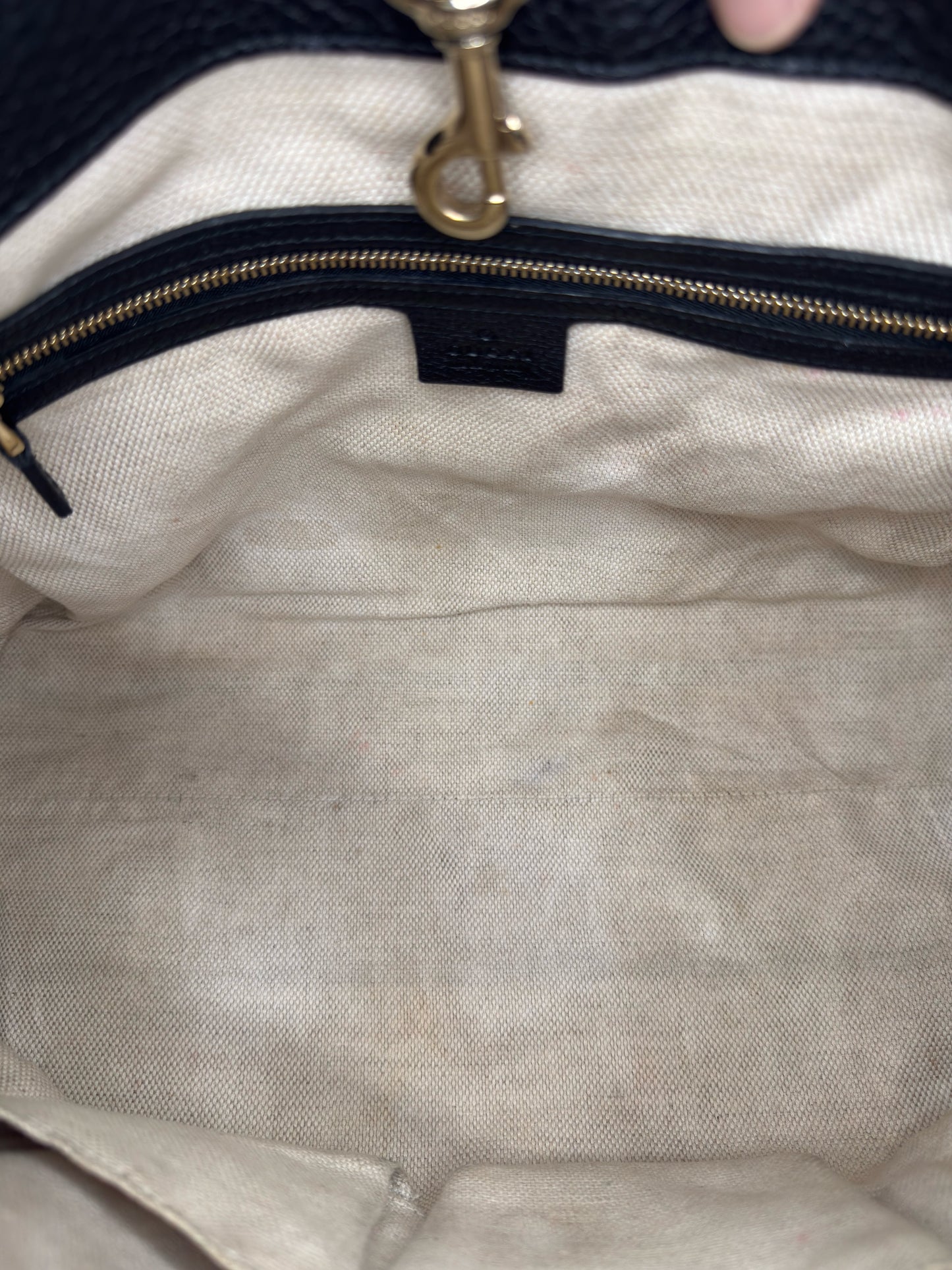 Interno foderato in tessuto chiaro di una borsa a spalla Borse Vintage Gucci con tasca interna e zip dorata