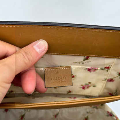 Interno di una borsa Borse Vintage Gucci con etichetta in pelle e fodera in tessuto con stampa floreale