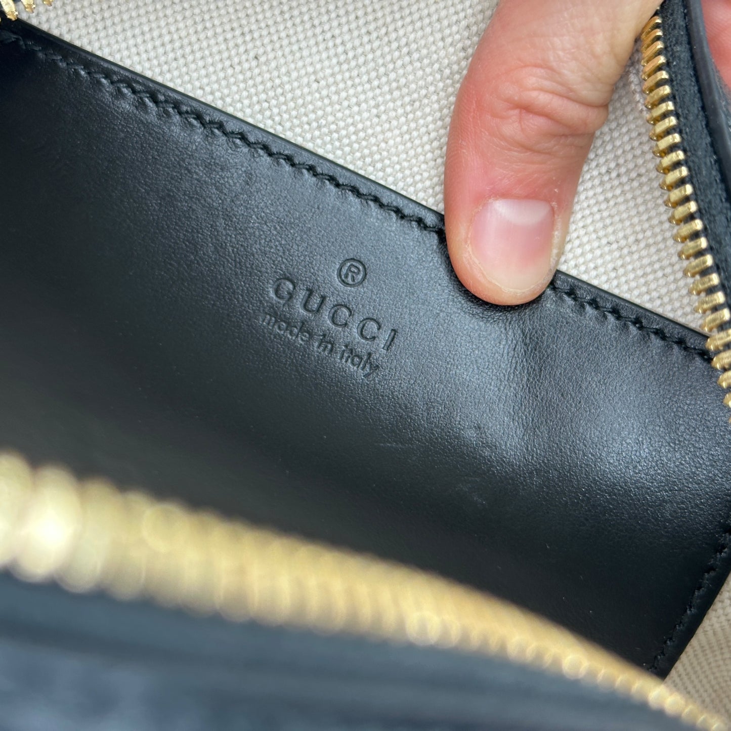 Dettaglio interno in pelle nera con logo Gucci impresso e scritta Made in Italy su borsa Borse Vintage