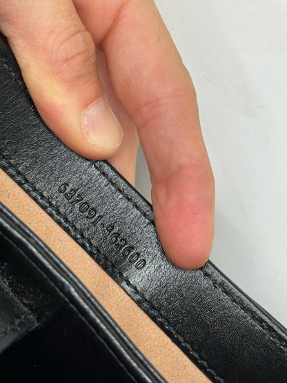 Dettaglio del codice di autenticità impresso sulla pelle nera interna della borsa Borse Vintage Gucci Jackie 1961