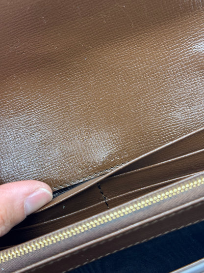 Interno in pelle marrone del portafoglio Borse Vintage Gucci Jackie con numero di serie impresso e tasca con zip