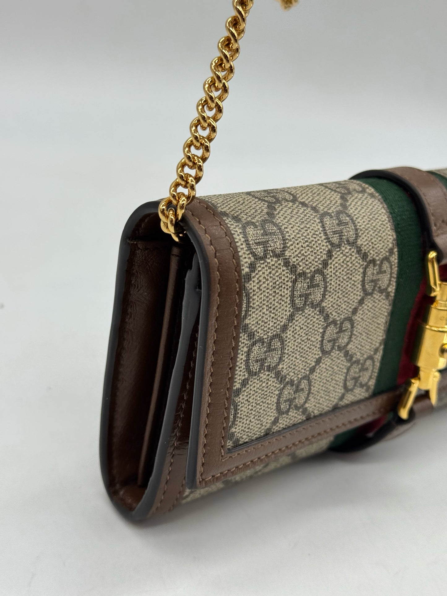 Portafoglio a tracolla Borse Vintage Gucci Jackie in tela GG Supreme con nastro Web, finiture in pelle e catena dorata