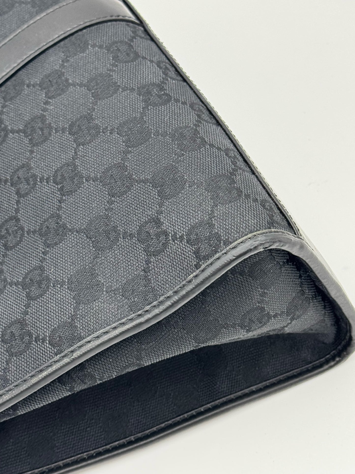 Dettaglio della borsa a spalla Borse Vintage Gucci Jackie in tessuto nero con iconico motivo GG e finiture in pelle