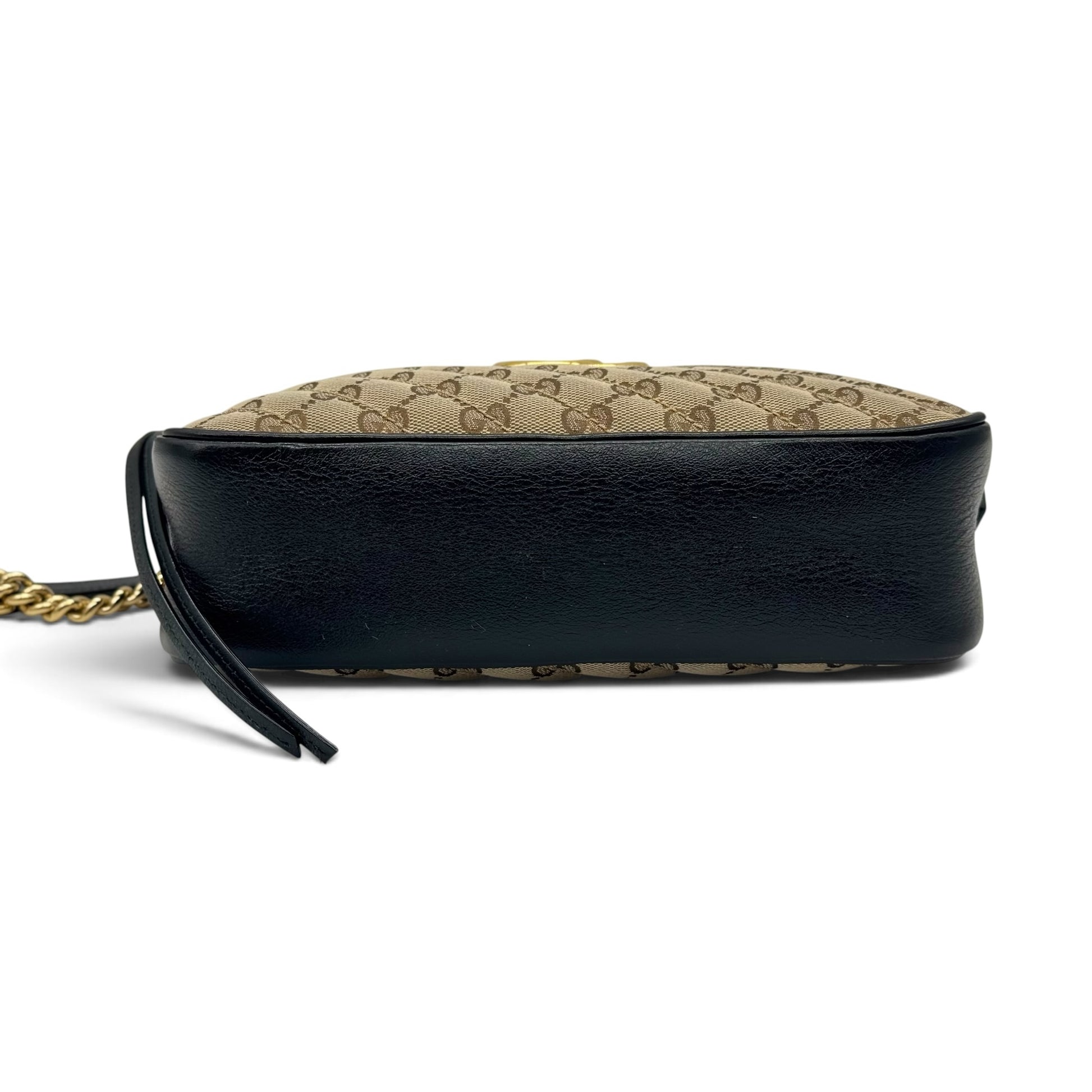 Vista laterale della borsa a tracolla Borse Vintage Gucci Marmont in tela GG Supreme e pelle nera con catena dorata