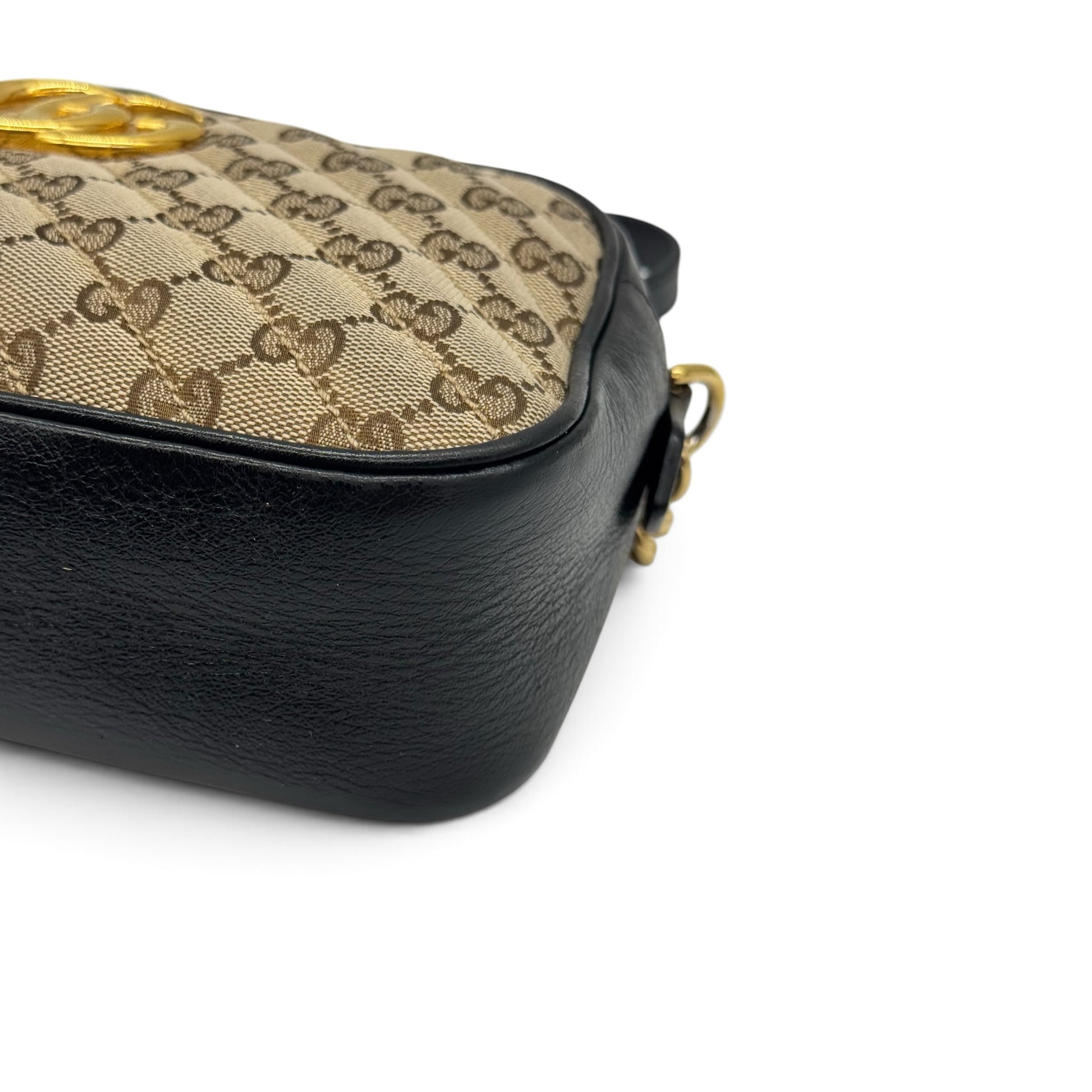 Dettaglio borsa a tracolla Borse Vintage Gucci Marmont in tela GG Supreme beige e pelle nera con logo GG dorato