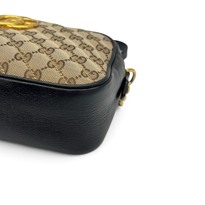 Dettaglio borsa a tracolla Borse Vintage Gucci Marmont in tela GG Supreme beige e pelle nera con logo GG dorato