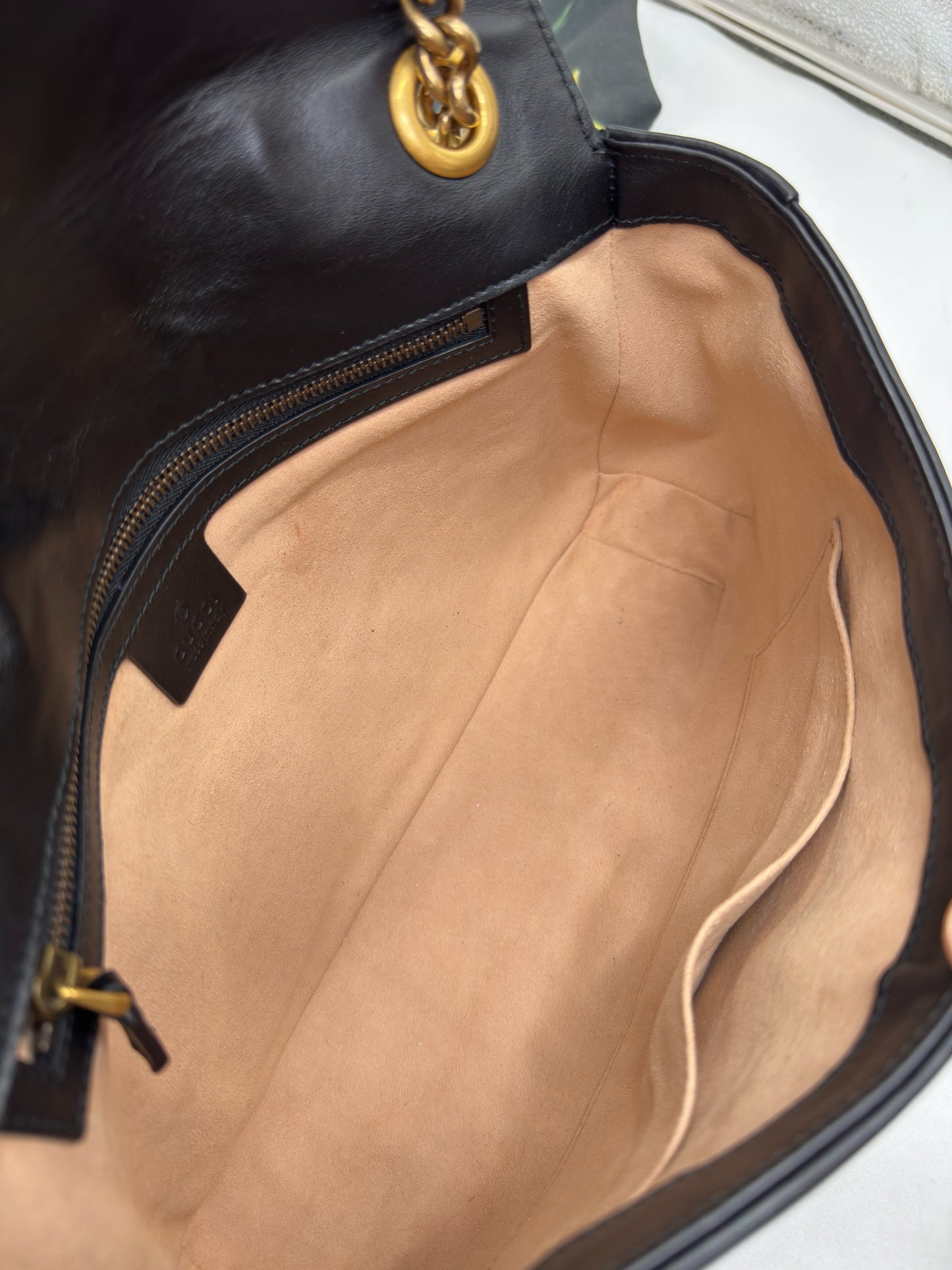 Interno spazioso della borsa Borse Vintage Gucci Marmont in pelle nera con fodera color beige effetto camoscio