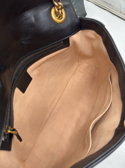Interno spazioso della borsa Borse Vintage Gucci Marmont in pelle nera con fodera color beige effetto camoscio