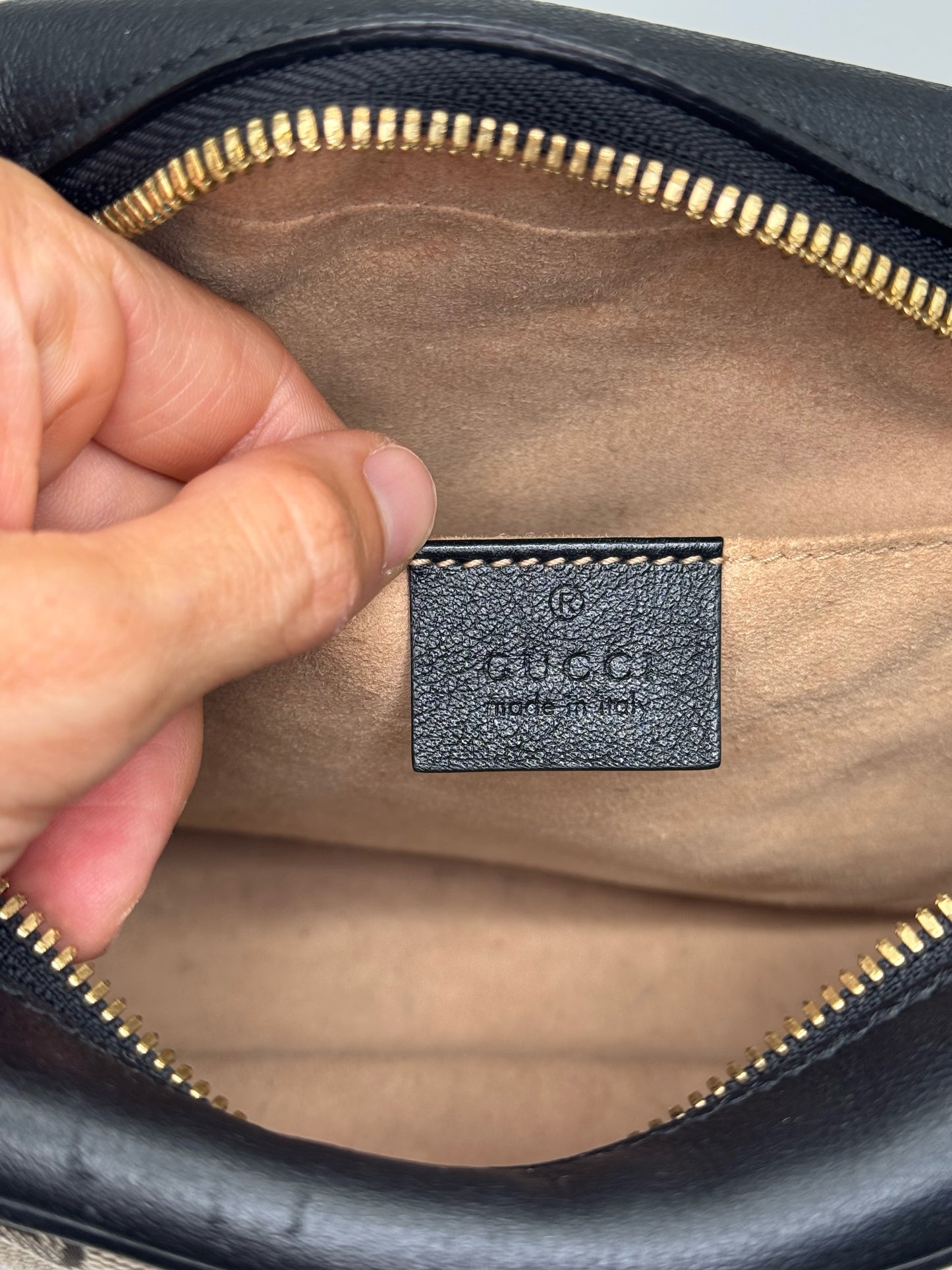 Dettaglio interno della borsa Borse Vintage Gucci Marmont con etichetta in pelle nera e logo impresso