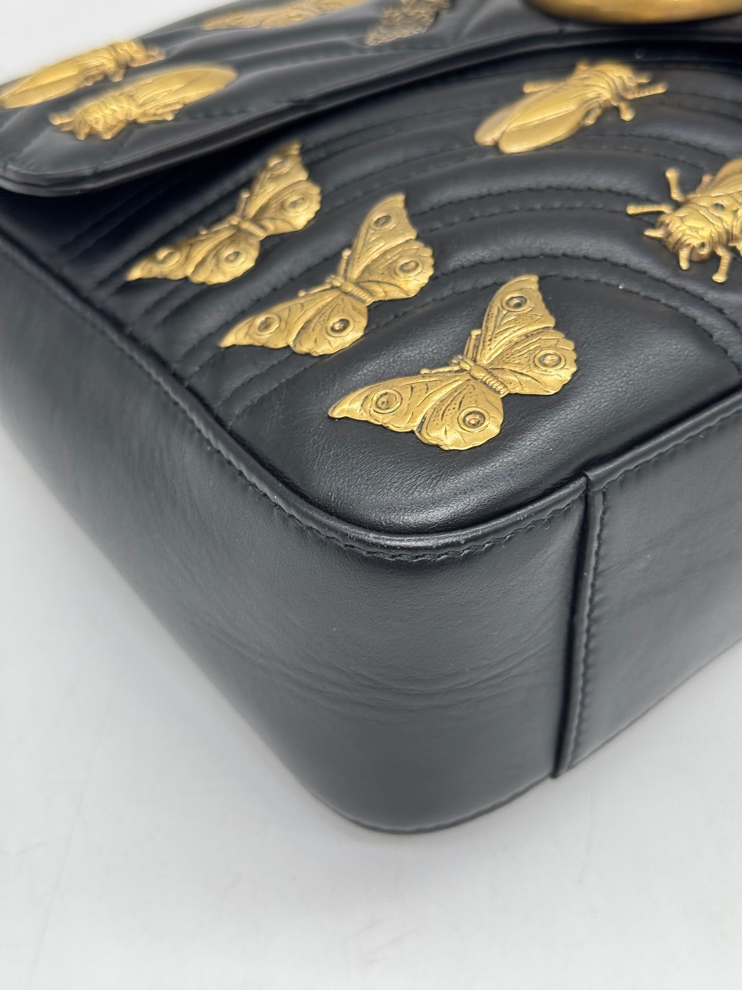 Borsa Borse Vintage Gucci Marmont in pelle nera matelassé con applicazioni dorate a forma di farfalle e api