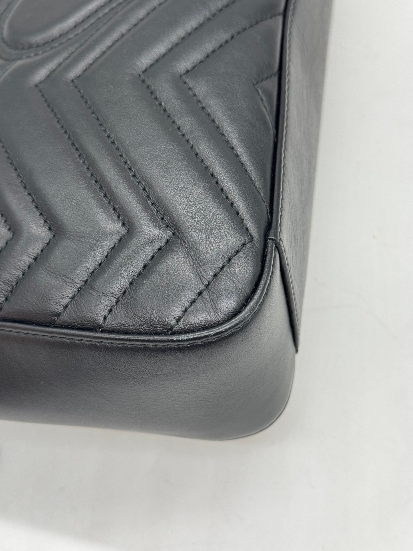 Dettaglio della borsa Borse Vintage Gucci Marmont in pelle nera con trapuntatura matelassé a motivo chevron