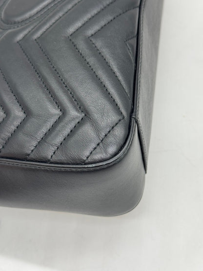 Dettaglio della borsa Borse Vintage Gucci Marmont in pelle nera con trapuntatura matelassé a motivo chevron