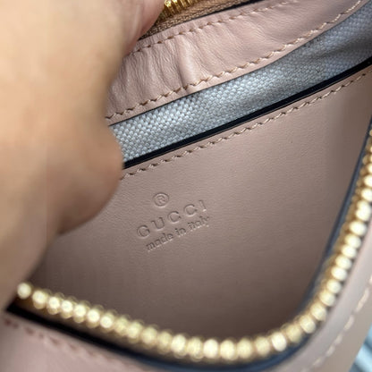 Dettaglio interno della mini borsa a spalla Borse Vintage Gucci in pelle beige con logo impresso e zip dorata