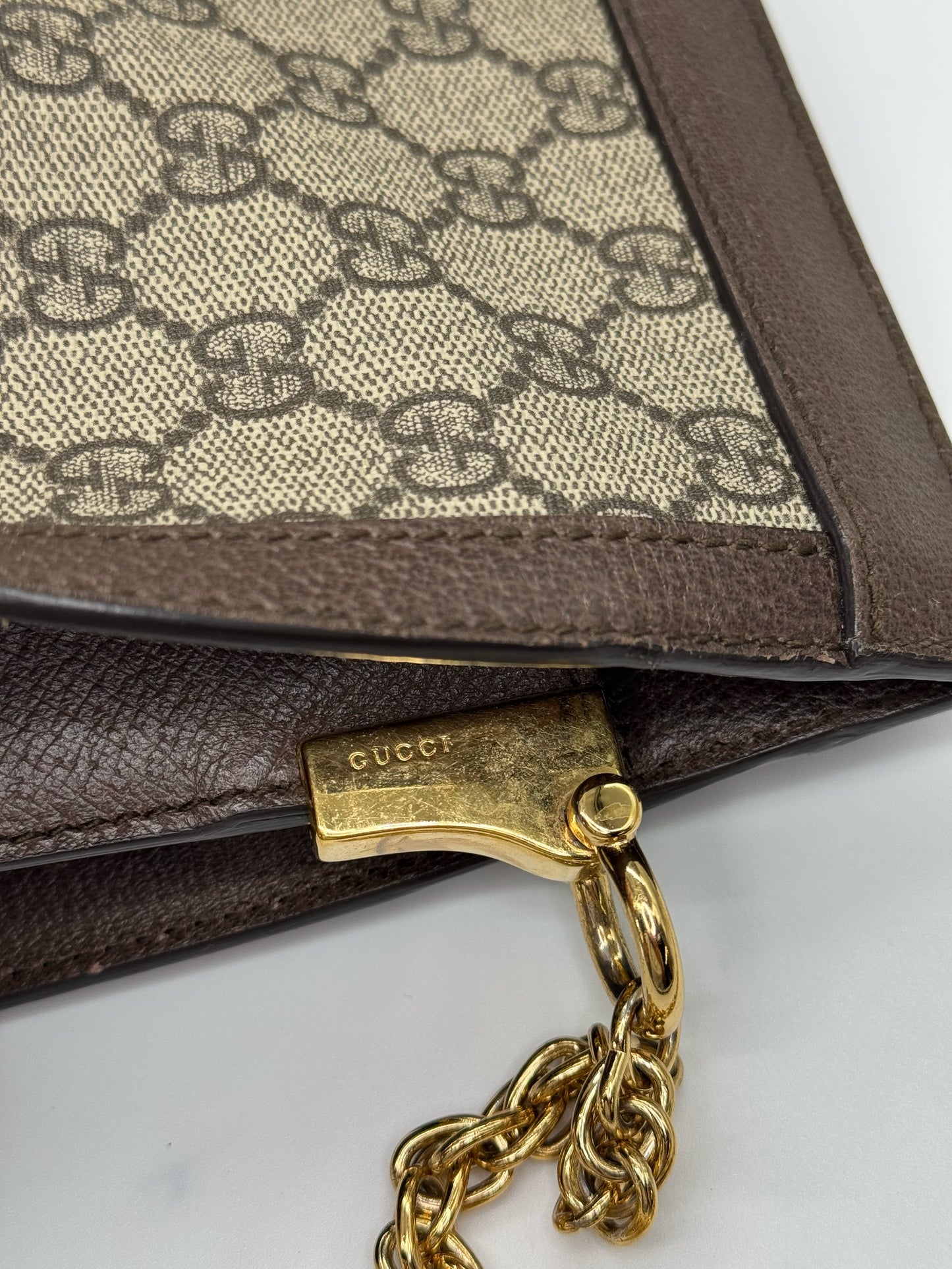 Dettaglio della borsa a spalla Borse Vintage Gucci Ophidia in tela GG Supreme con finiture in pelle marrone e catena