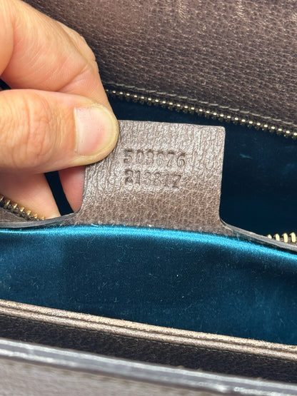 Dettaglio interno della borsa Borse Vintage Gucci Ophidia con etichetta in pelle e codice di autenticità impresso