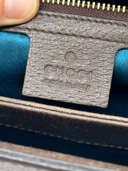 Dettaglio interno della borsa Borse Vintage Gucci Ophidia con etichetta in pelle e fodera in raso color petrolio