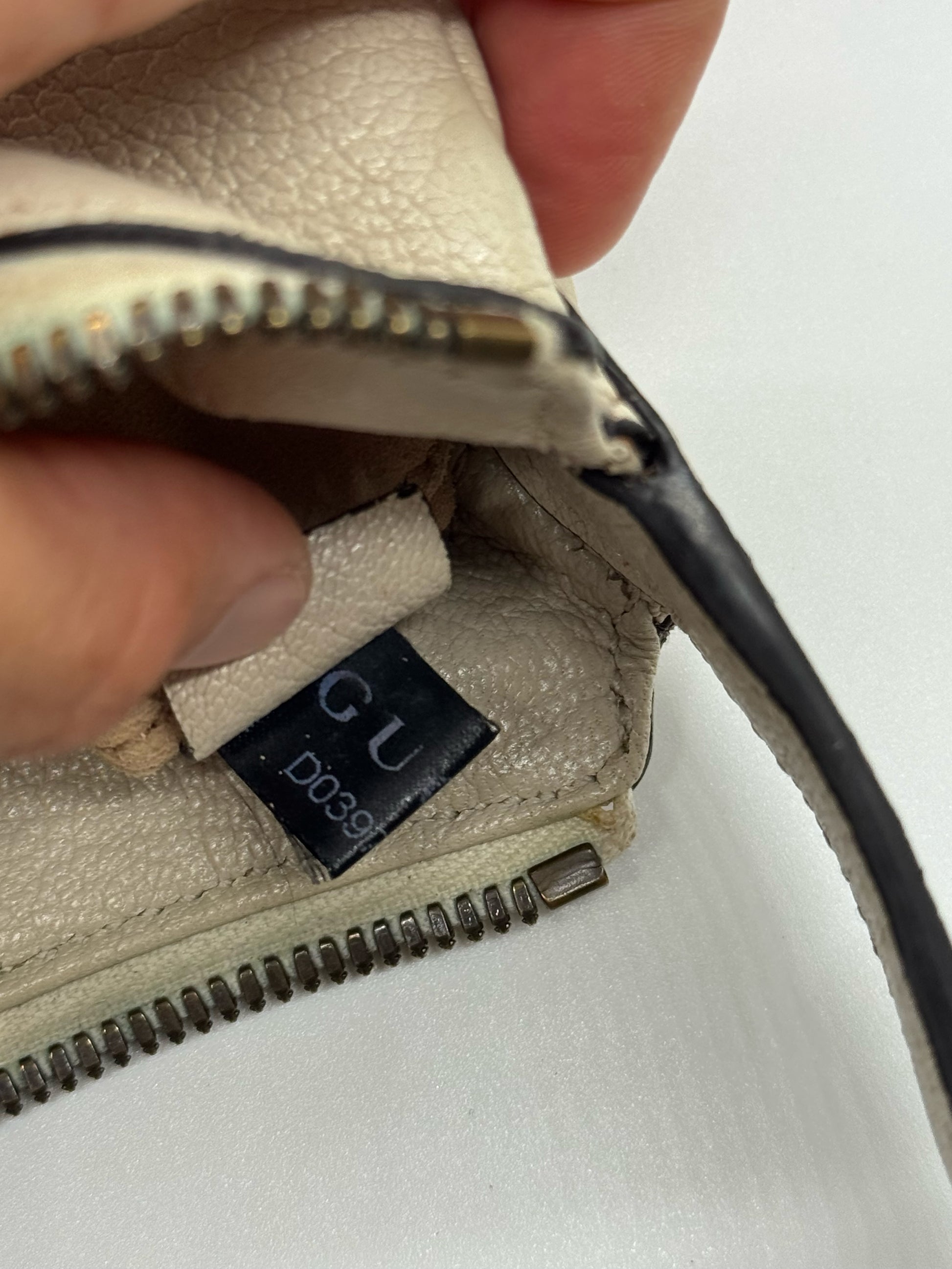 Dettaglio interno della borsa a spalla Borse Vintage Gucci Ophidia in pelle avorio con etichetta del marchio