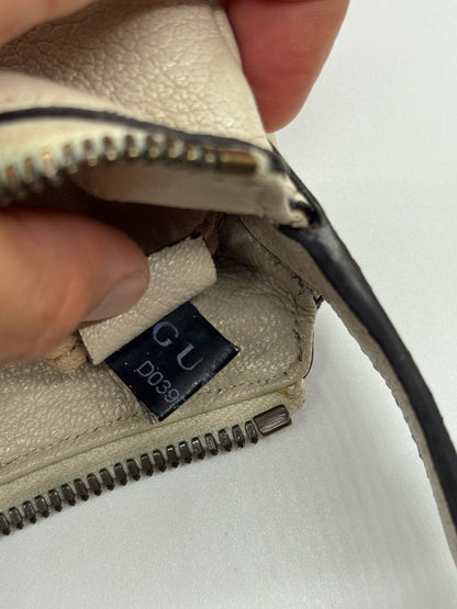 Dettaglio interno della borsa a spalla Borse Vintage Gucci Ophidia in pelle avorio con etichetta del marchio