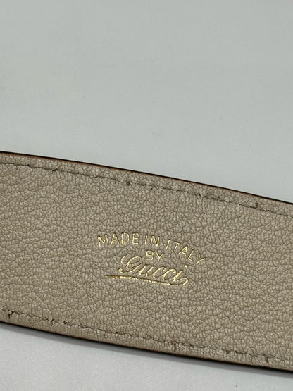 Dettaglio del logo Made in Italy by Gucci impresso in oro su pelle martellata avorio di una borsa Borse Vintage