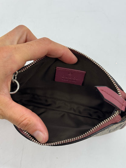 Interno della pochette Borse Vintage Gucci in tela GG Supreme con fodera scura e targhetta in pelle bordeaux