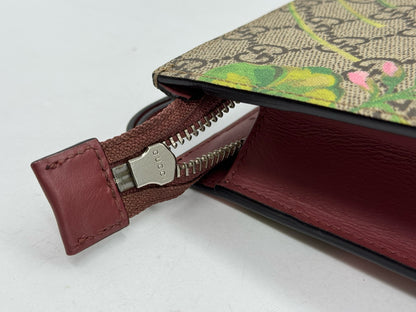 Dettaglio della chiusura zip in metallo su pochette Borse Vintage Gucci in tela GG Supreme con stampa floreale e pelle bordeaux
