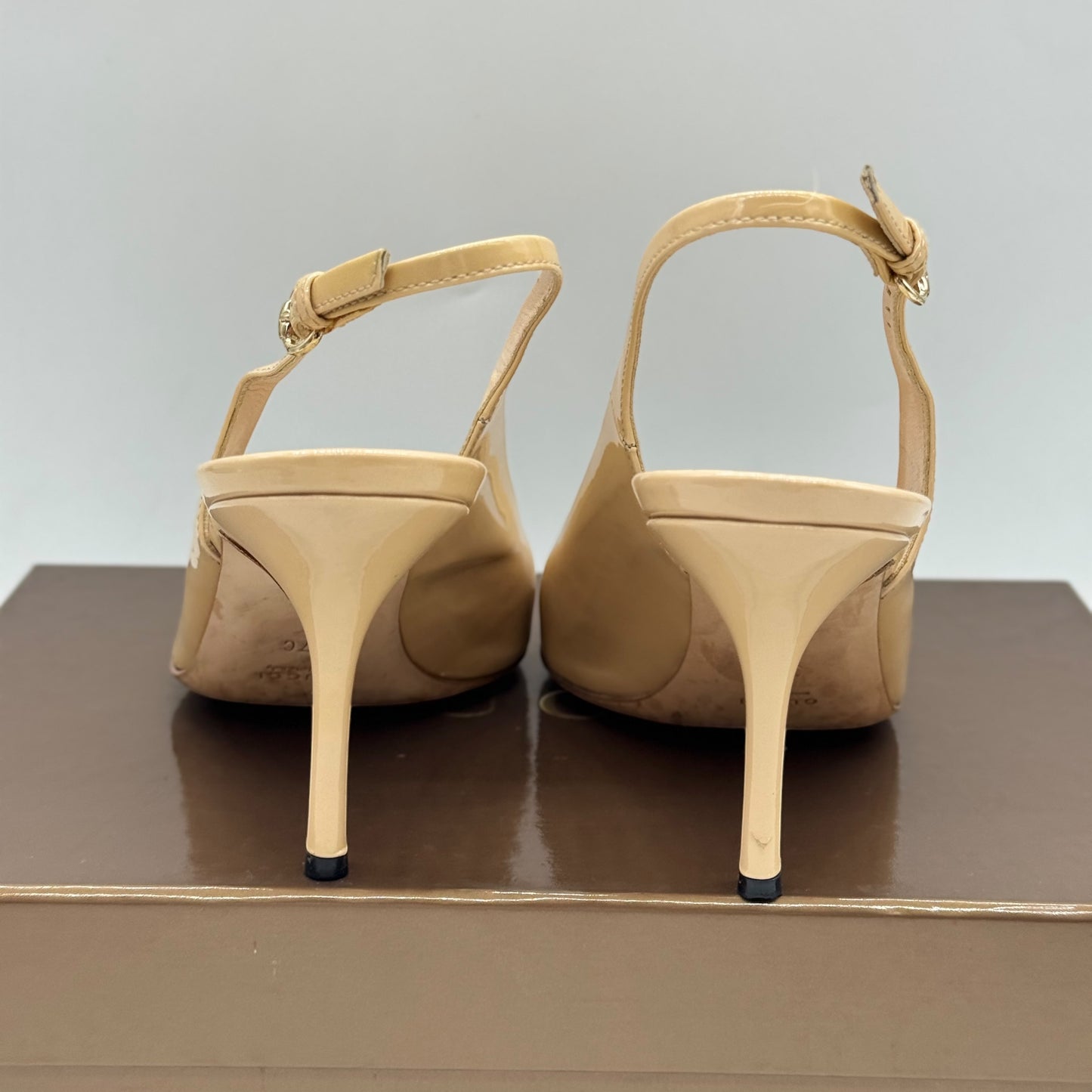 Décolleté slingback Borse Vintage Gucci in vernice nude con tacco a spillo e cinturino regolabile, vista posteriore.