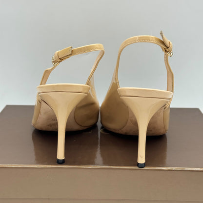 Décolleté slingback Borse Vintage Gucci in vernice nude con tacco a spillo e cinturino regolabile, vista posteriore.