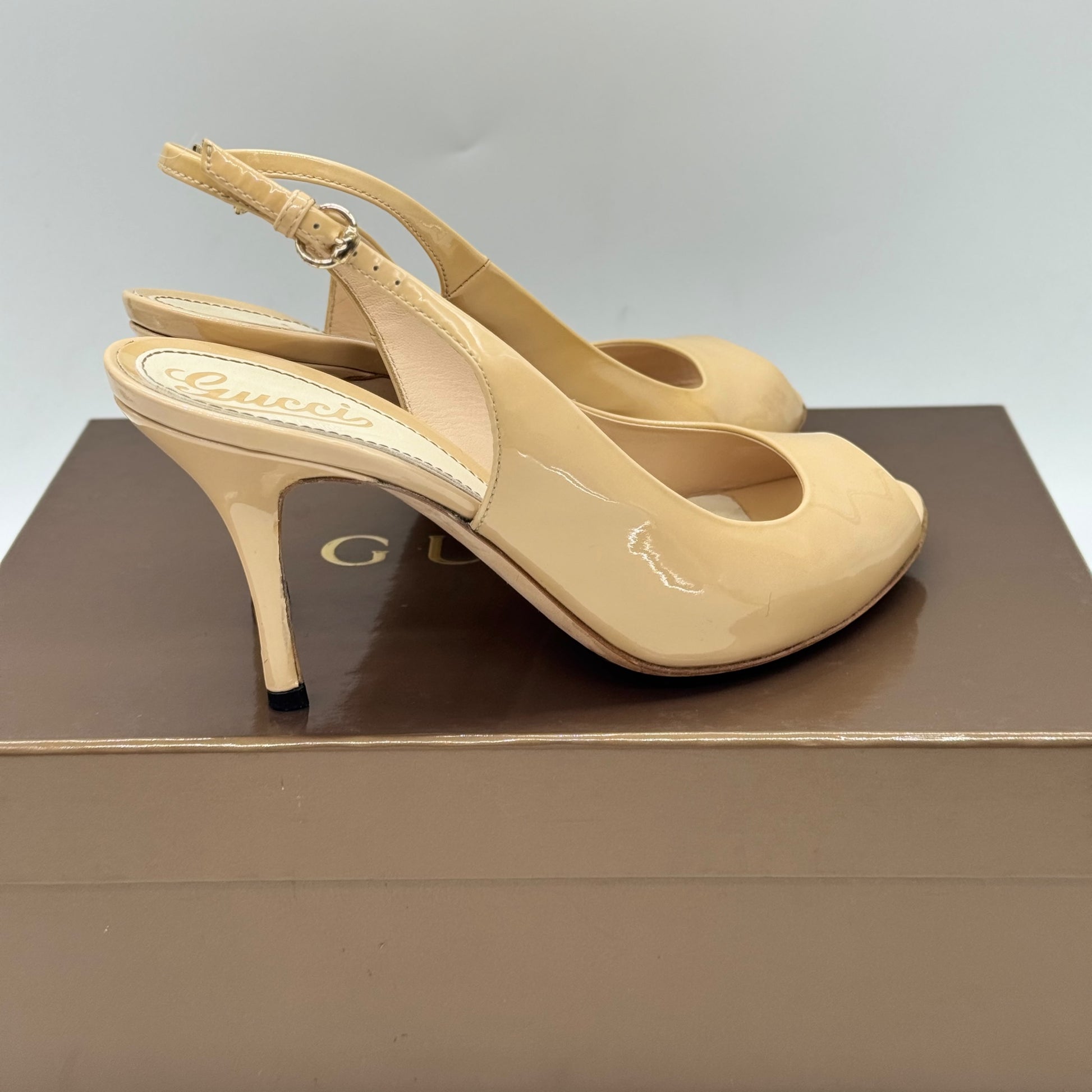 Décolleté slingback Borse Vintage Gucci in vernice nude con tacco a spillo e apertura peep-toe su scatola originale