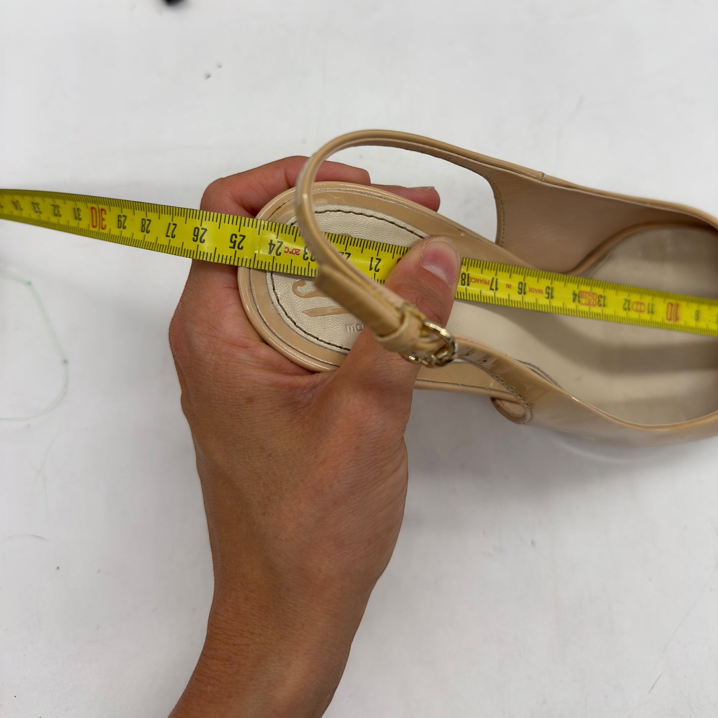 Dettaglio della misura della soletta interna di una décolleté slingback Borse Vintage Gucci in vernice color nude