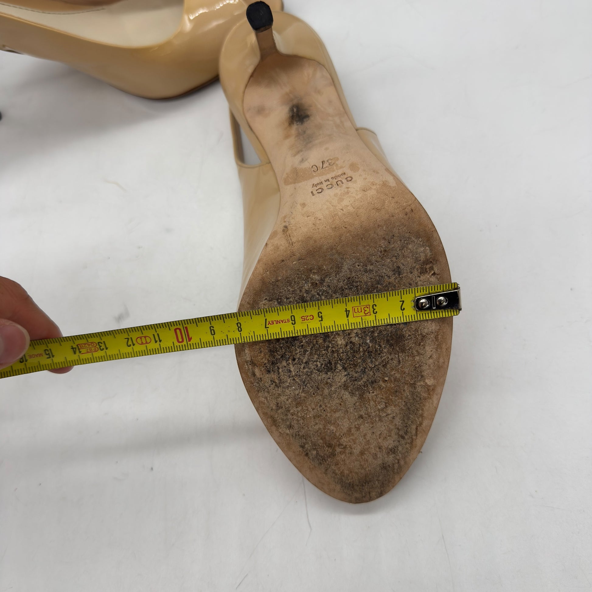 Suola di décolleté slingback Borse Vintage Gucci in vernice nude con misurazione della larghezza tramite metro