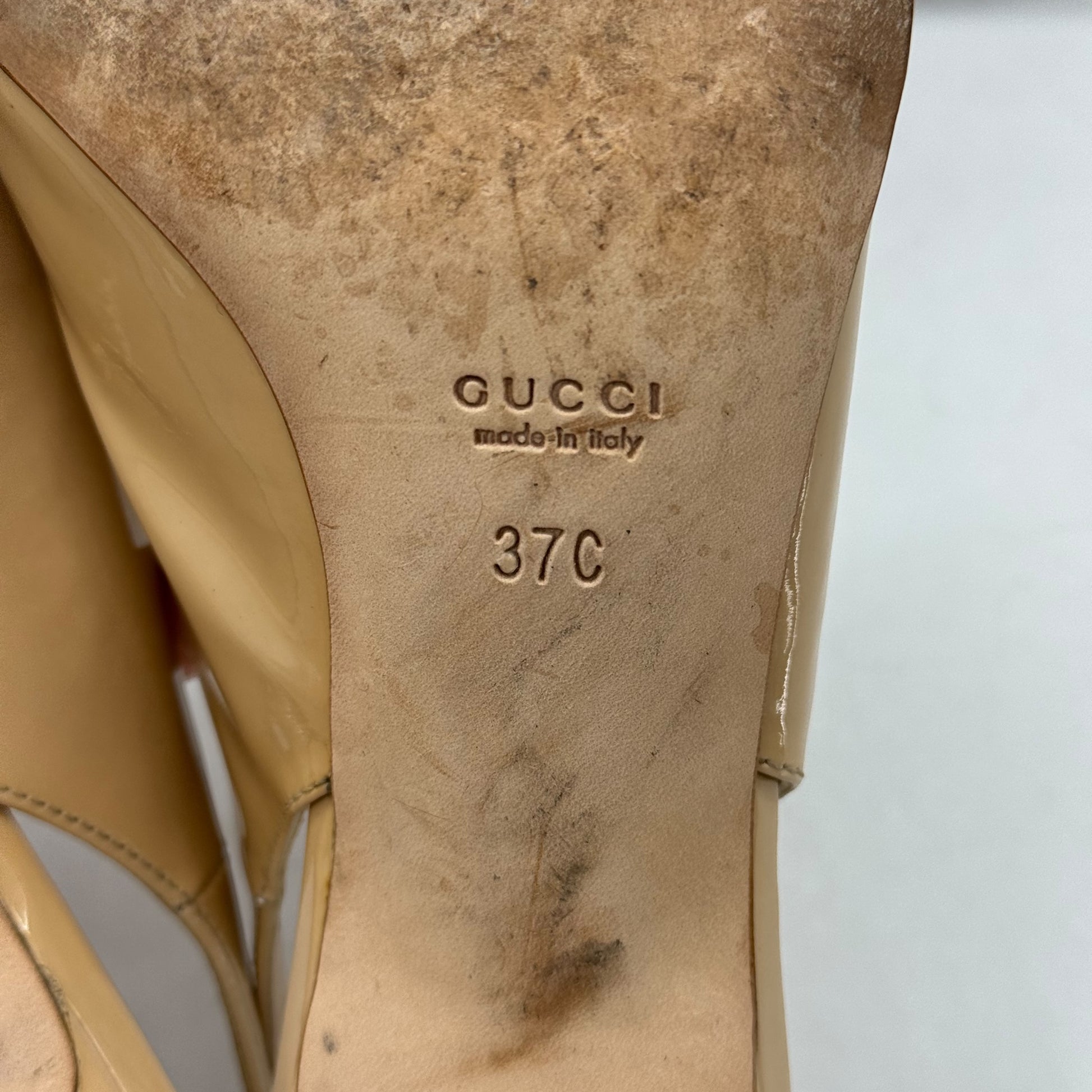 Dettaglio della suola interna di una décolleté slingback Borse Vintage Gucci in vernice nude con logo e taglia 37C