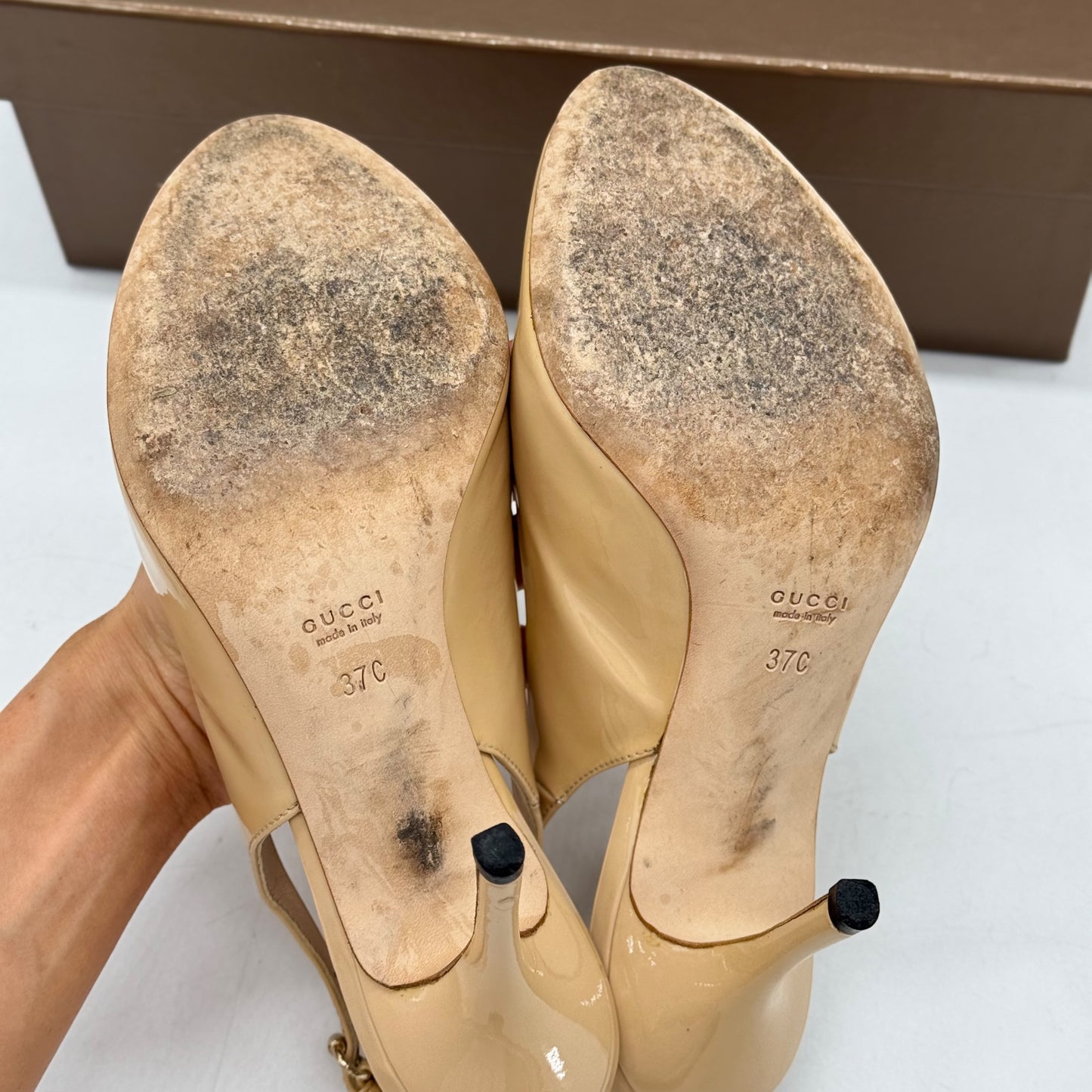Suole usate di décolleté slingback Borse Vintage Gucci in vernice nude con tacco a spillo e logo inciso