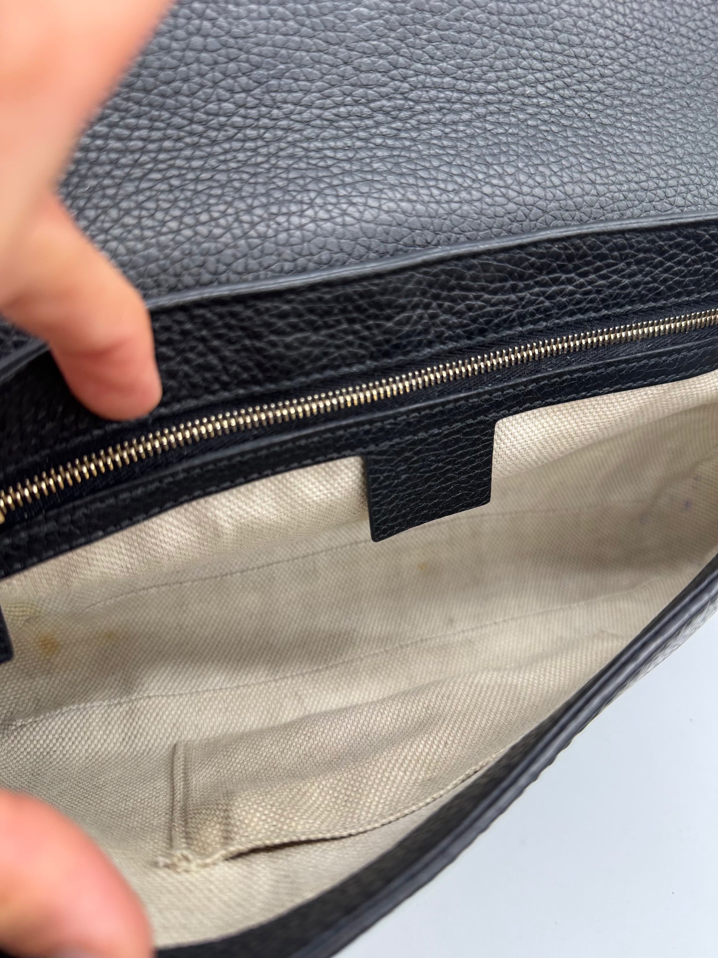 Interno della borsa a tracolla Borse Vintage Gucci Soho in pelle martellata nera con fodera in tessuto chiaro e zip