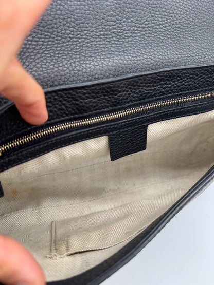 Interno della borsa a tracolla Borse Vintage Gucci Soho in pelle martellata nera con fodera in tessuto chiaro e zip