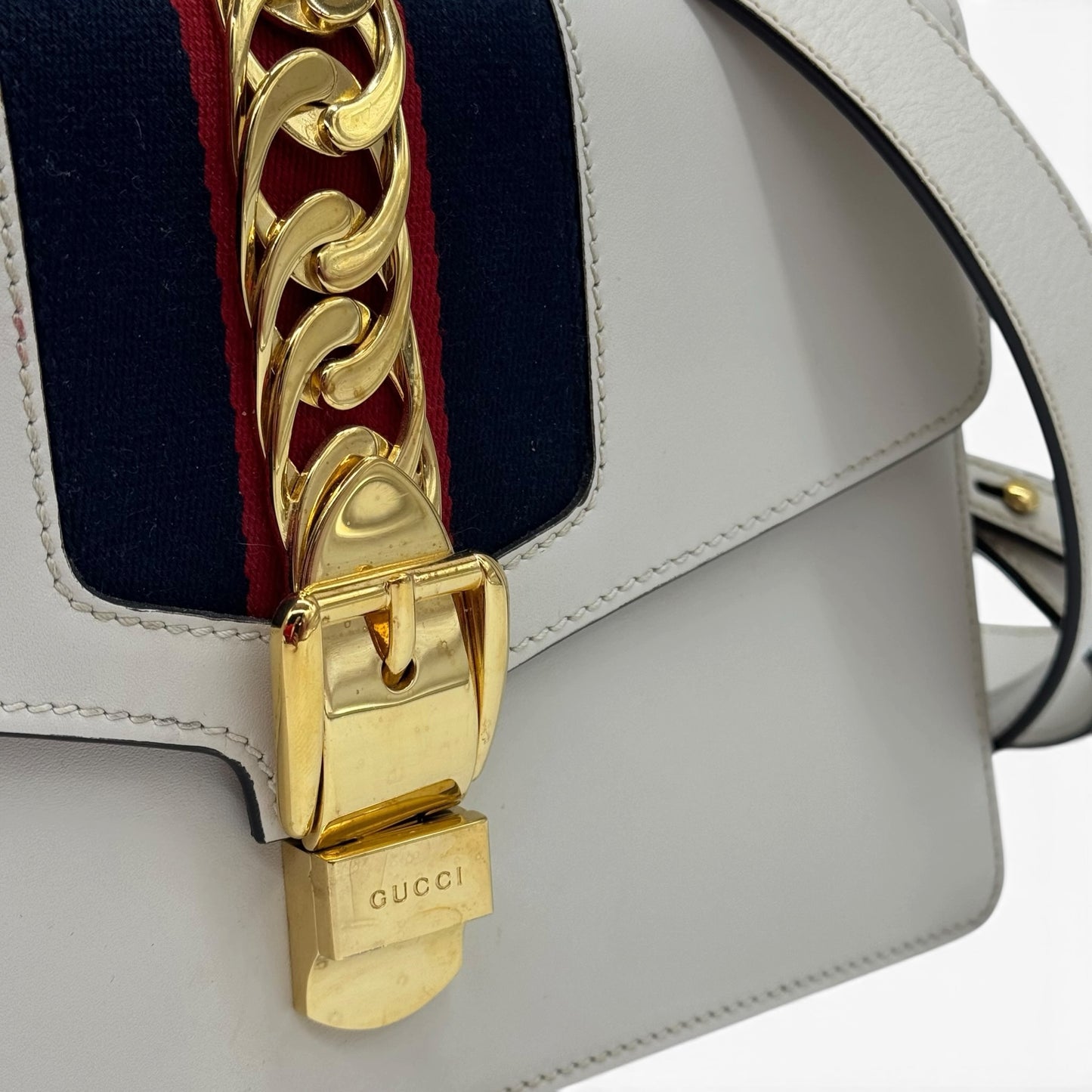 Borsa a tracolla Borse Vintage Gucci Sylvie in pelle bianca con nastro Web blu rosso e catena dorata