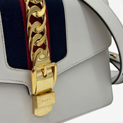 Borsa a tracolla Borse Vintage Gucci Sylvie in pelle bianca con nastro Web blu rosso e catena dorata