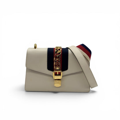 Borsa a tracolla Borse Vintage Gucci Sylvie in pelle bianca con nastro Web blu e rosso e dettagli in metallo dorato.