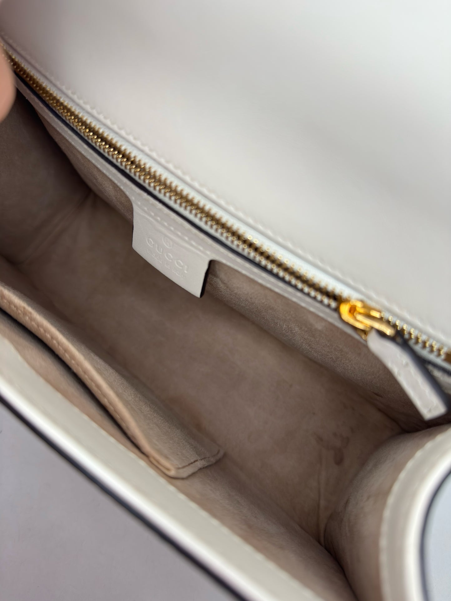 Interno della borsa Borse Vintage Gucci Sylvie in pelle bianca con fodera effetto scamosciato e tasca con zip dorata