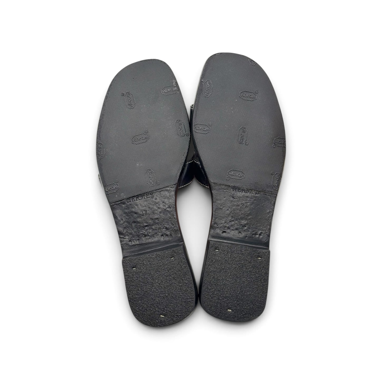 Suole in gomma Vibram nere dei sandali bassi Borse Vintage Hermes con logo inciso e texture antiscivolo