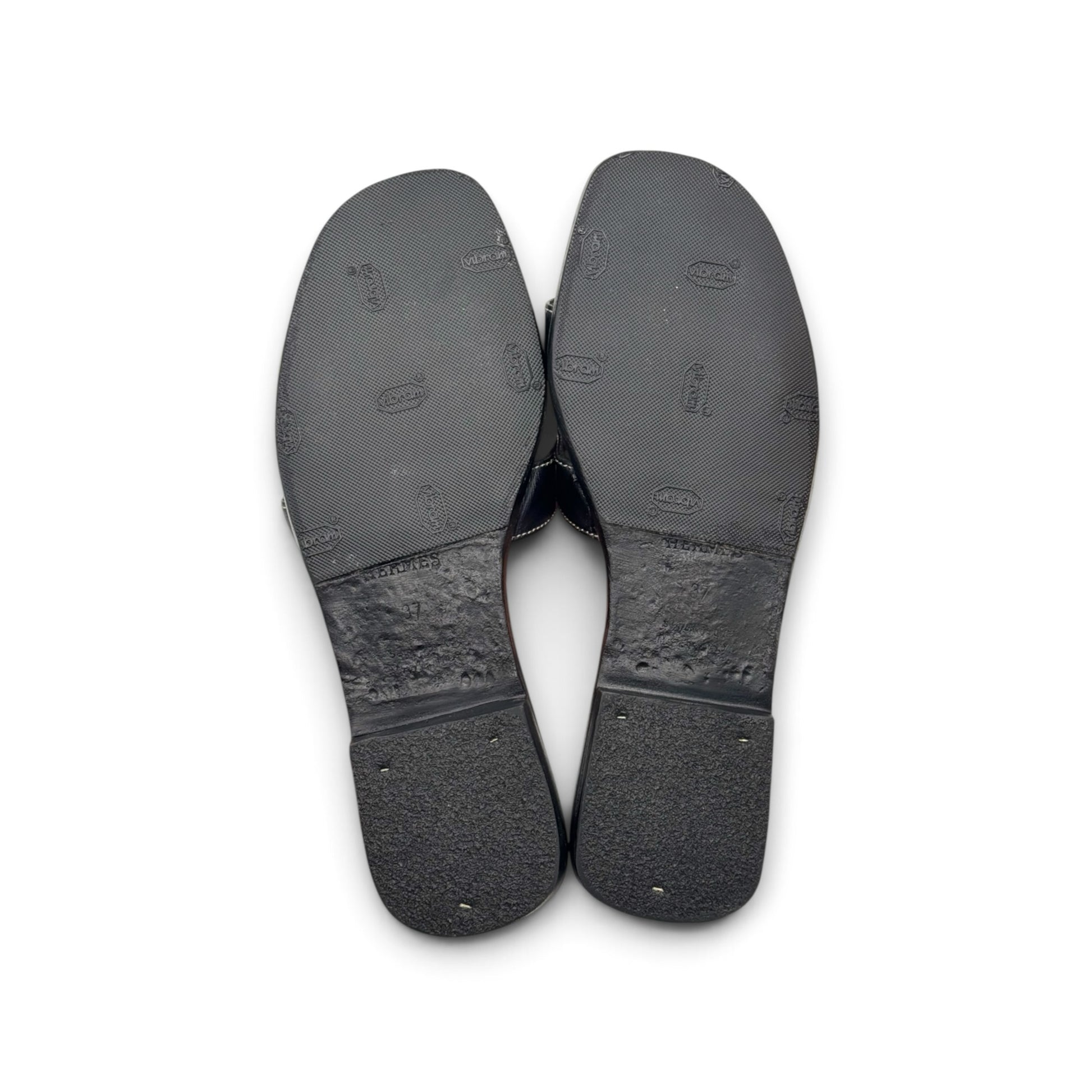 Suole in gomma Vibram nere dei sandali bassi Borse Vintage Hermes con logo inciso e texture antiscivolo