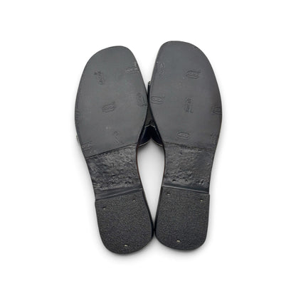 Suole in gomma Vibram nere dei sandali bassi Borse Vintage Hermes con logo inciso e texture antiscivolo